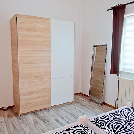 Apartmans Dina And Hana Radeki Polje 50 Apartment Loborika Exterior foto